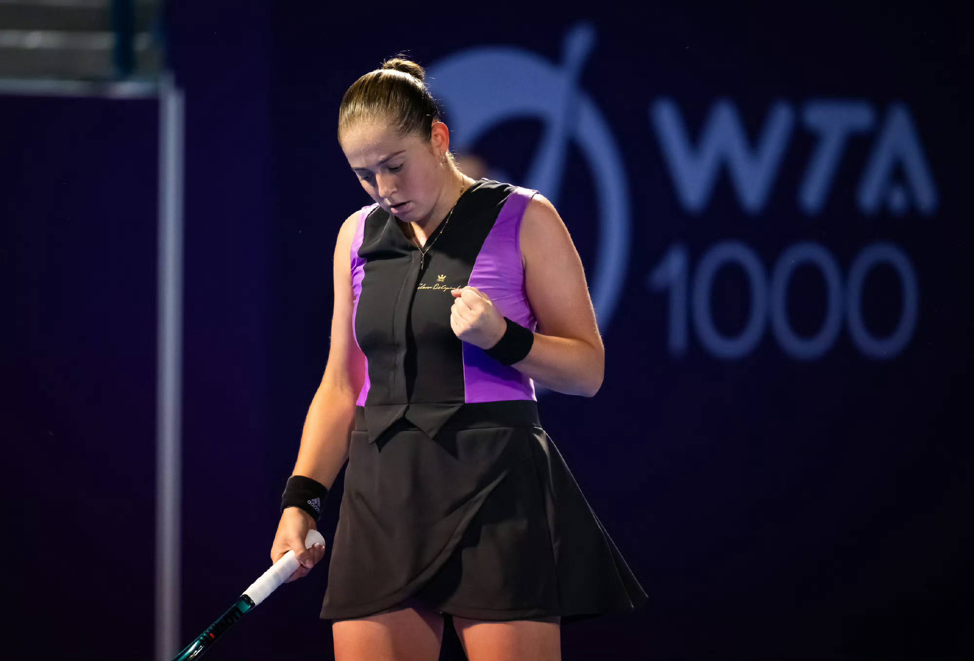 阿扎伦卡遭遇五连败，DWG教练面临压力！